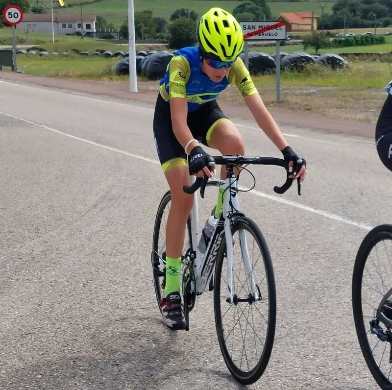 Ciclistas de los equipos femeninos del HyD Pinturas- Carbajosa Empresarial