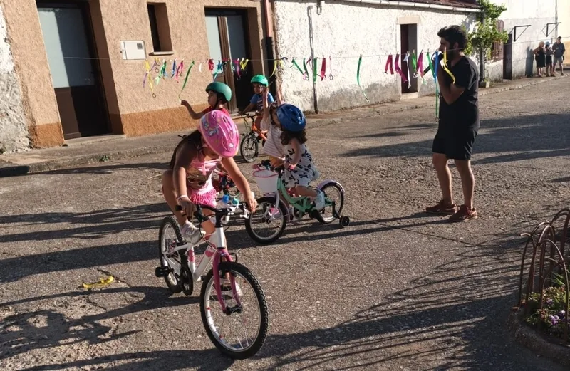 Cogida de cintas en Bañobárez a cargo de los niños
