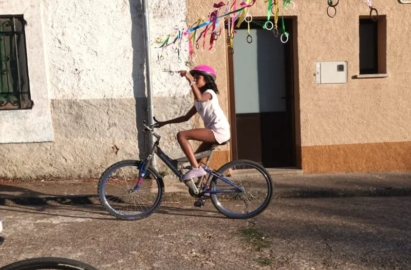Cogida de cintas en Bañobárez a cargo de los niños