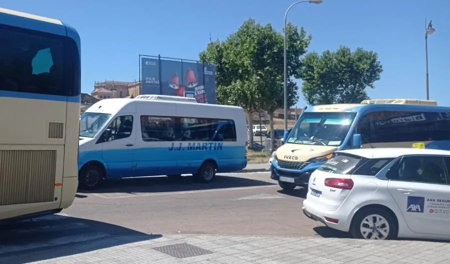 Foto 3 - El overbooking de autobuses genera problemas en la Avenida de Sefarad