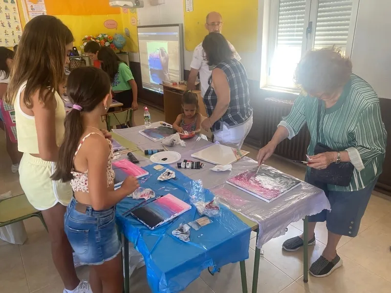 Foto 9 - Los m&aacute;s peque&ntilde;os de Yecla participan en un divertido taller de pintura 