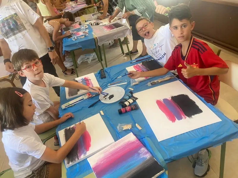 Foto 7 - Los m&aacute;s peque&ntilde;os de Yecla participan en un divertido taller de pintura 