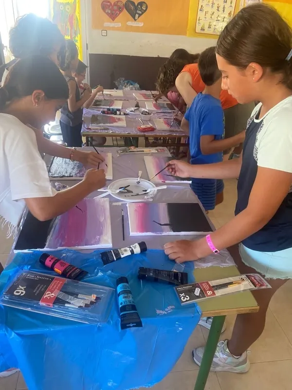 Foto 6 - Los m&aacute;s peque&ntilde;os de Yecla participan en un divertido taller de pintura 
