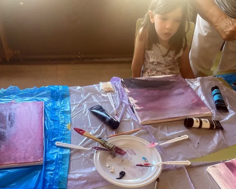 Foto 5 - Los m&aacute;s peque&ntilde;os de Yecla participan en un divertido taller de pintura 