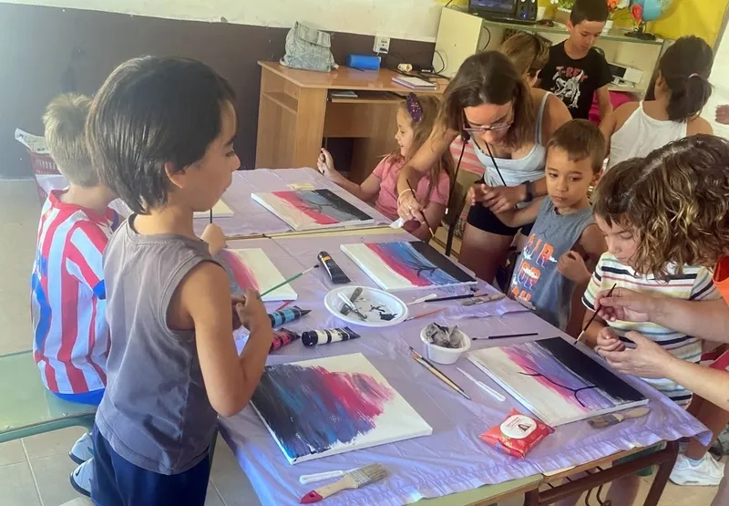 Foto 4 - Los m&aacute;s peque&ntilde;os de Yecla participan en un divertido taller de pintura 