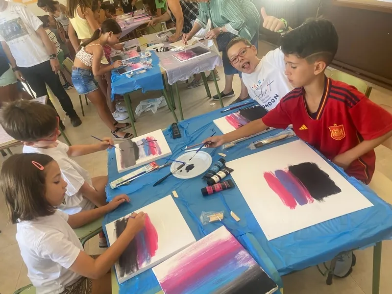 Foto 3 - Los m&aacute;s peque&ntilde;os de Yecla participan en un divertido taller de pintura 