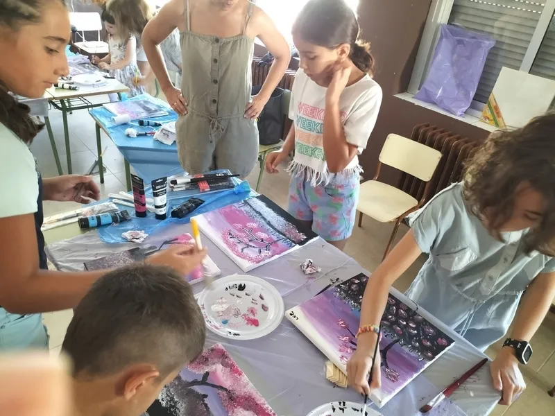 Foto 2 - Los m&aacute;s peque&ntilde;os de Yecla participan en un divertido taller de pintura 