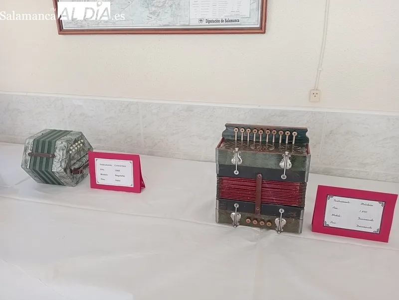 Interesante exposición de acordeones en Sobradillo 