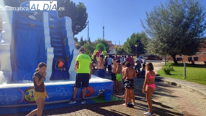Los niños de Villarino disfrutan este domingo con una Fiesta del Agua en las eras / MARIBEL SÁNCHEZ