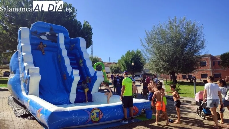 Los niños de Villarino disfrutan este domingo con una Fiesta del Agua en las eras / MARIBEL SÁNCHEZ