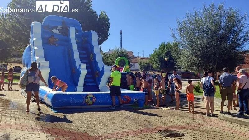 Los niños de Villarino disfrutan este domingo con una Fiesta del Agua en las eras / MARIBEL SÁNCHEZ