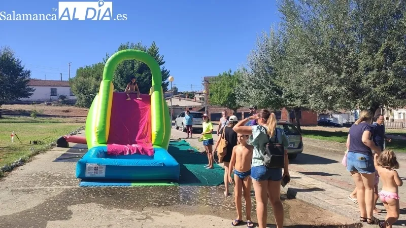 Los niños de Villarino disfrutan este domingo con una Fiesta del Agua en las eras / MARIBEL SÁNCHEZ
