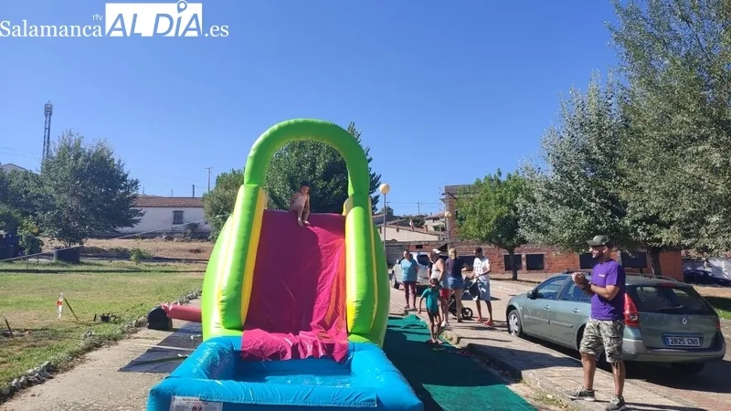 Los niños de Villarino disfrutan este domingo con una Fiesta del Agua en las eras / MARIBEL SÁNCHEZ