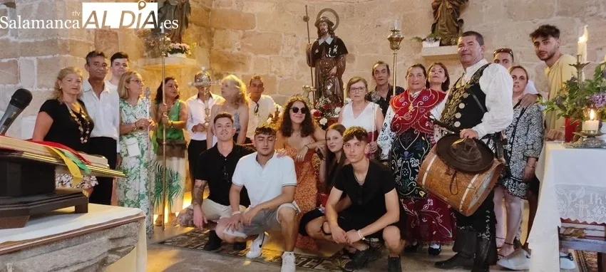 San Roque recorrió las calles a hombros de los mayordomos, la familia Álvarez Martín, en la tradicional procesión / CORRAL