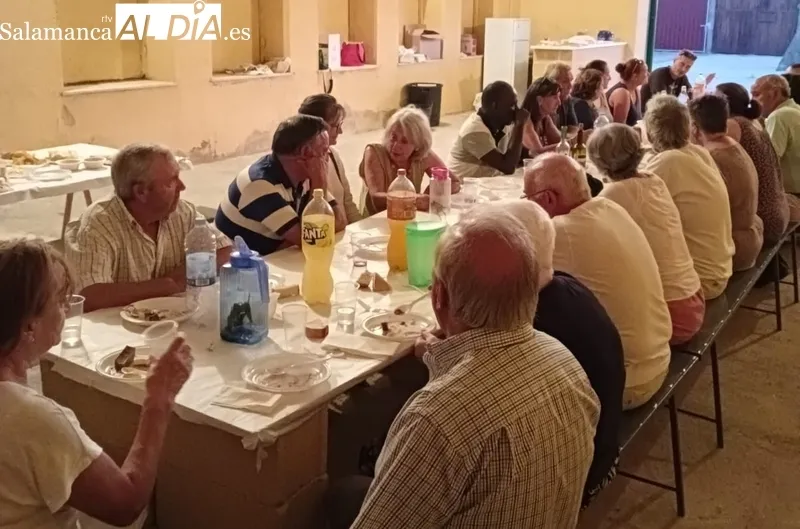 Emotiva despedida de los vecinos de Barceo al que ha sido su párroco los últimos cinco años, Joseph Zinsou 
