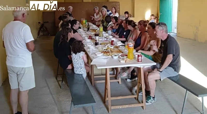 Emotiva despedida de los vecinos de Barceo al que ha sido su párroco los últimos cinco años, Joseph Zinsou 