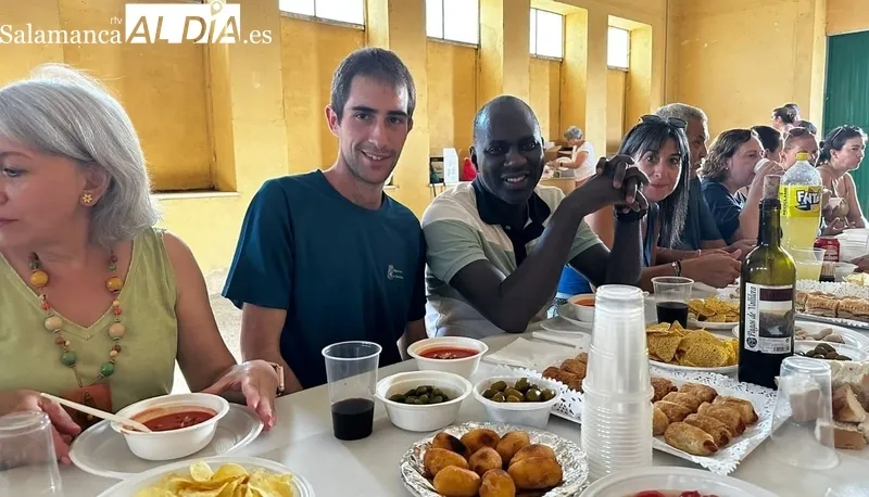 Emotiva despedida de los vecinos de Barceo al que ha sido su párroco los últimos cinco años, Joseph Zinsou 