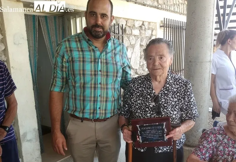 El alcalde de Vilvestre, Juan Ángel Gorjón, con su abuela, una de las centenarias homenajeadas