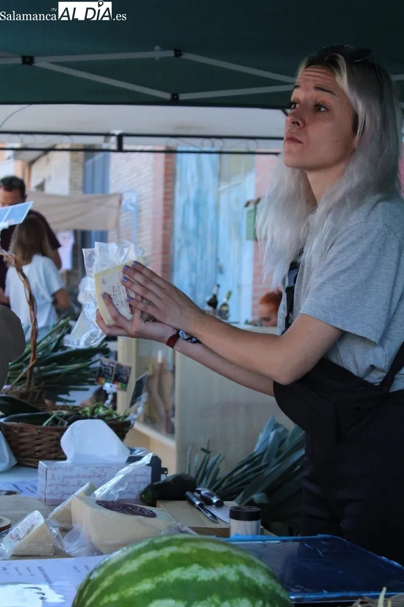 Éxito de feriantes y público en la primera edición de la Feria-Mercadillo de Aldeadávila de la Ribera / FOTOS: CORRAL Y SAIRA ANDRÉS 
