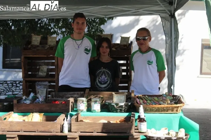 Éxito de feriantes y público en la primera edición de la Feria-Mercadillo de Aldeadávila de la Ribera / FOTOS: CORRAL Y SAIRA ANDRÉS 