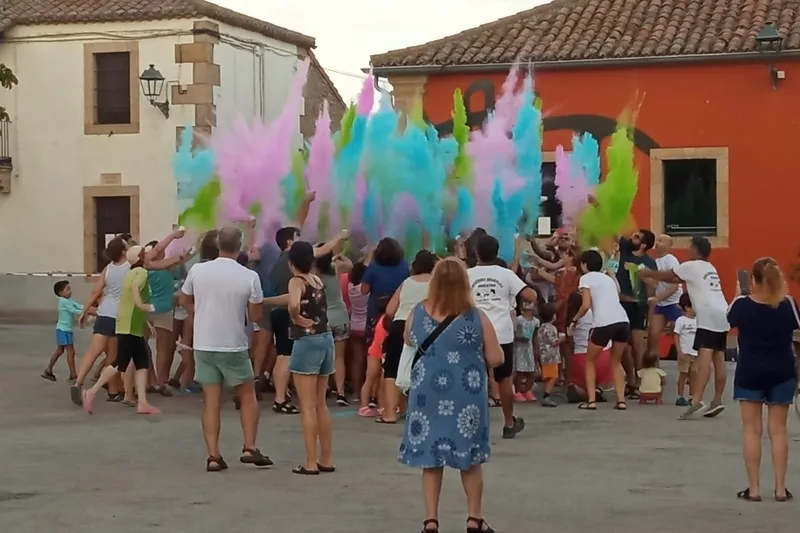 Foto 6 - En Yecla disfrutan de un parque acu&aacute;tico y una carrera de color