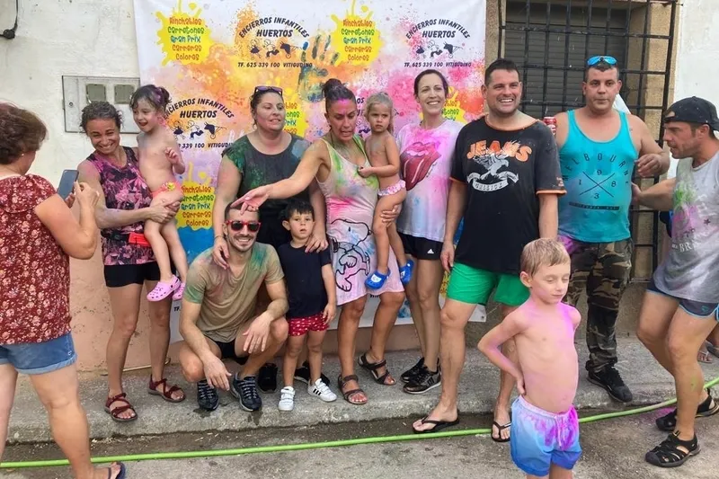 Foto 4 - En Yecla disfrutan de un parque acu&aacute;tico y una carrera de color