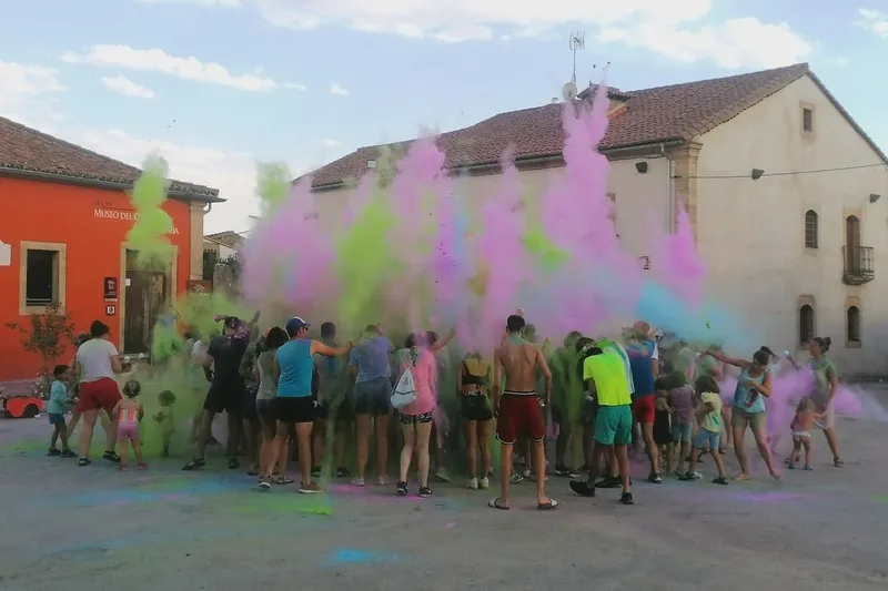 Foto 5 - En Yecla disfrutan de un parque acu&aacute;tico y una carrera de color