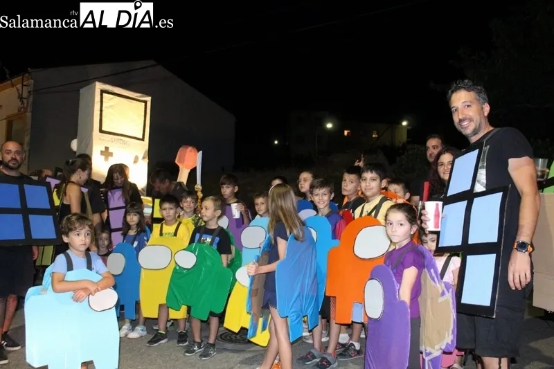 Multitudinario desfile de carrozas el de este 24 de agosto en Aldeadávila de la Ribera / FOTOS: CORRAL Y SAIRA ANDRÉS