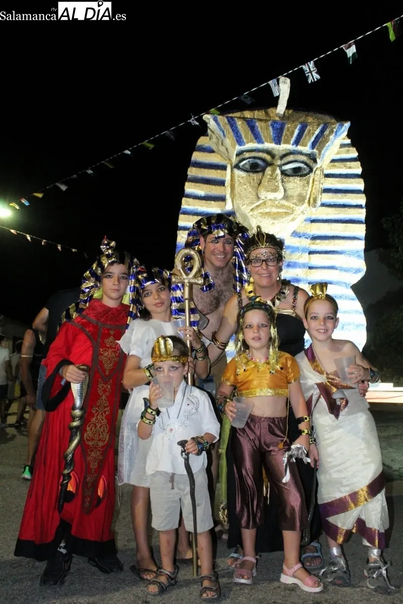 Multitudinario desfile de carrozas el de este 24 de agosto en Aldeadávila de la Ribera / FOTOS: CORRAL Y SAIRA ANDRÉS