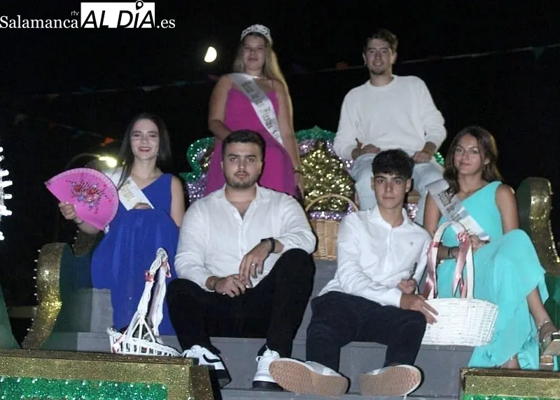 Multitudinario desfile de carrozas el de este 24 de agosto en Aldeadávila de la Ribera / FOTOS: CORRAL Y SAIRA ANDRÉS