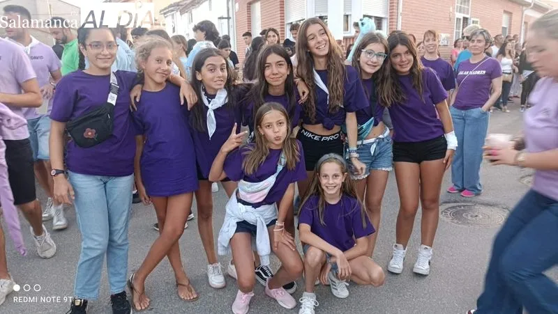 Foto 4 - Ambientado desfile de pe&ntilde;as en El Pedroso de la Armu&ntilde;a