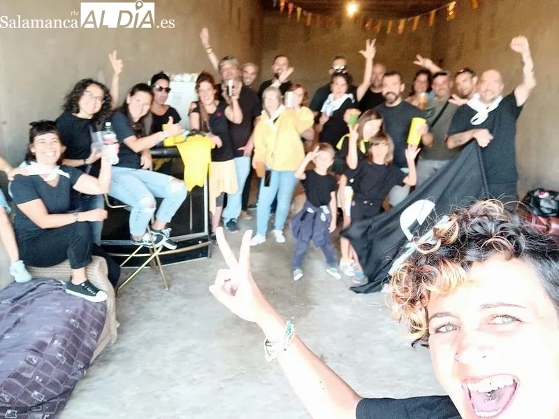 Foto 6 - Ambientado desfile de pe&ntilde;as en El Pedroso de la Armu&ntilde;a