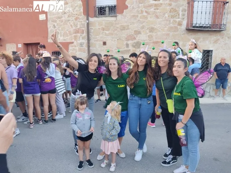 Foto 13 - Ambientado desfile de pe&ntilde;as en El Pedroso de la Armu&ntilde;a