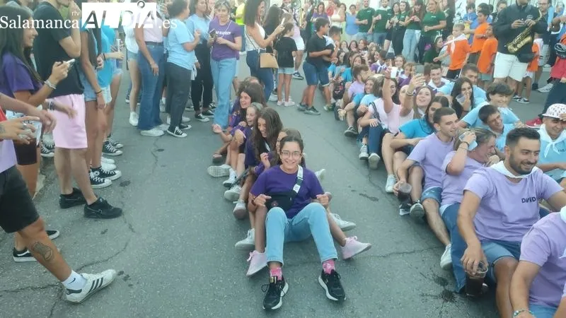 Foto 8 - Ambientado desfile de pe&ntilde;as en El Pedroso de la Armu&ntilde;a