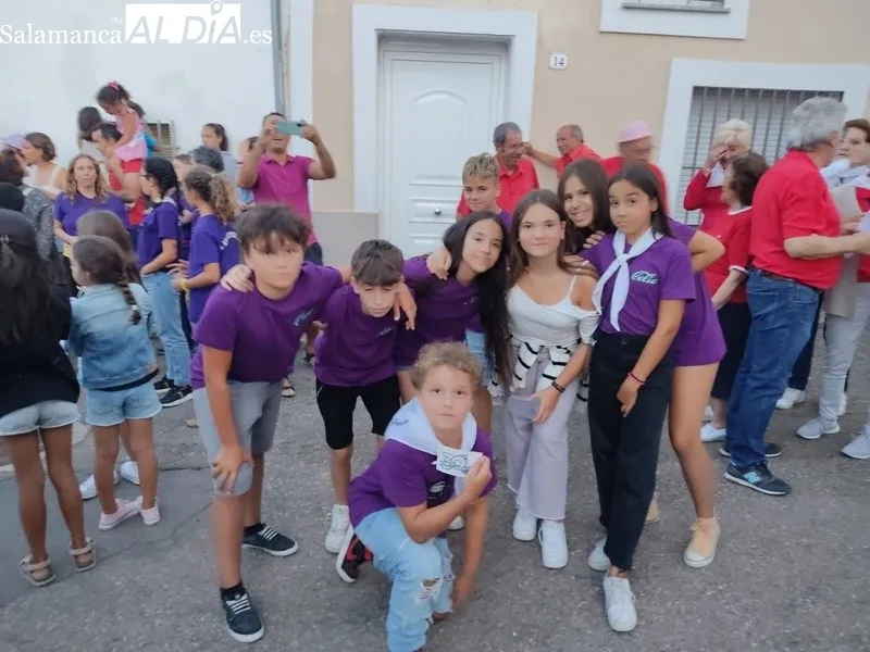 Foto 7 - Ambientado desfile de pe&ntilde;as en El Pedroso de la Armu&ntilde;a
