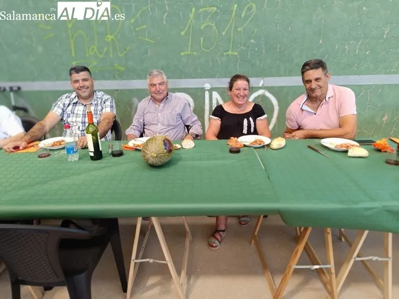 Foto 14 - Las fiestas siguen en El Pedroso de la Armu&ntilde;a: gran paella para todos los vecinos