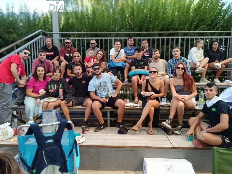Foto 13 - Las fiestas siguen en El Pedroso de la Armu&ntilde;a: gran paella para todos los vecinos