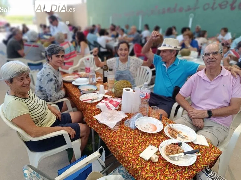 Foto 12 - Las fiestas siguen en El Pedroso de la Armu&ntilde;a: gran paella para todos los vecinos