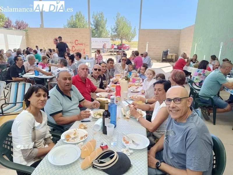 Foto 11 - Las fiestas siguen en El Pedroso de la Armu&ntilde;a: gran paella para todos los vecinos