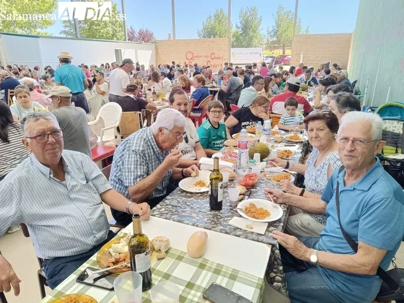 Foto 10 - Las fiestas siguen en El Pedroso de la Armu&ntilde;a: gran paella para todos los vecinos