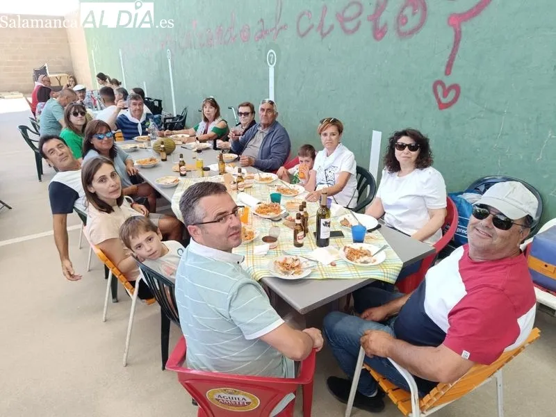 Foto 9 - Las fiestas siguen en El Pedroso de la Armu&ntilde;a: gran paella para todos los vecinos