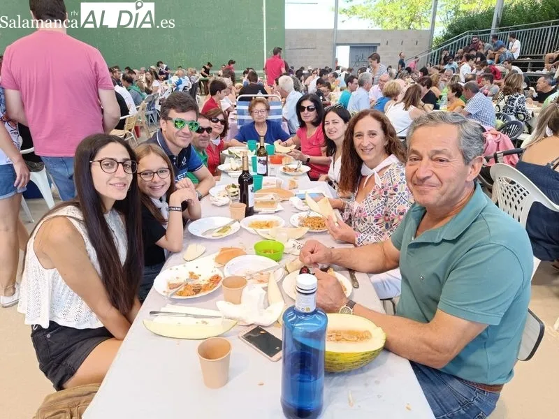Foto 8 - Las fiestas siguen en El Pedroso de la Armu&ntilde;a: gran paella para todos los vecinos