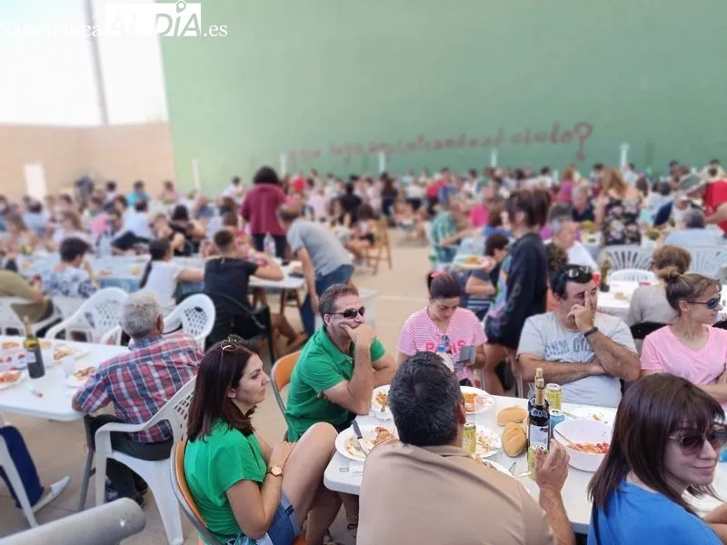 Foto 7 - Las fiestas siguen en El Pedroso de la Armu&ntilde;a: gran paella para todos los vecinos