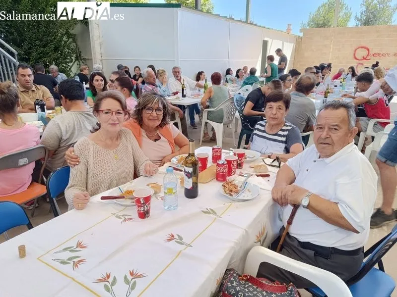 Foto 6 - Las fiestas siguen en El Pedroso de la Armu&ntilde;a: gran paella para todos los vecinos