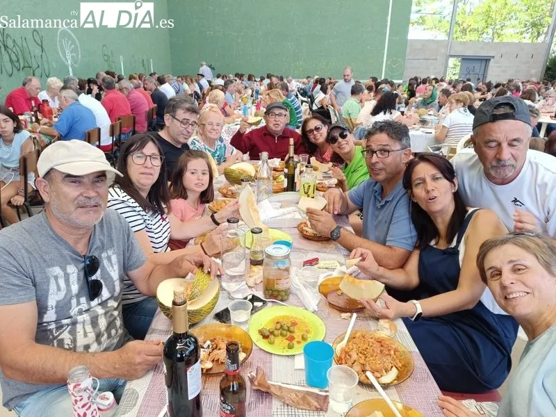 Foto 5 - Las fiestas siguen en El Pedroso de la Armu&ntilde;a: gran paella para todos los vecinos