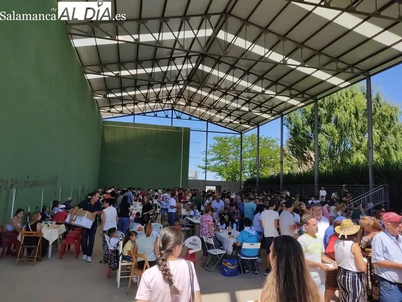 Foto 3 - Las fiestas siguen en El Pedroso de la Armu&ntilde;a: gran paella para todos los vecinos