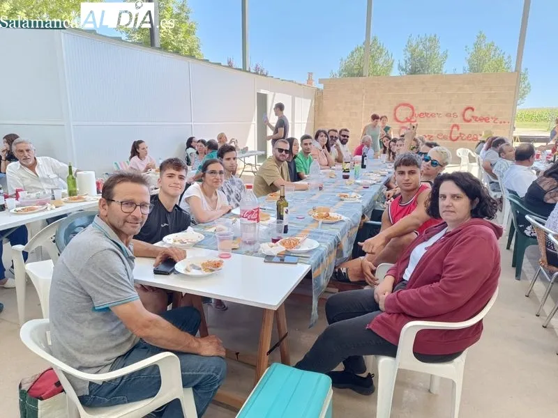 Foto 2 - Las fiestas siguen en El Pedroso de la Armu&ntilde;a: gran paella para todos los vecinos