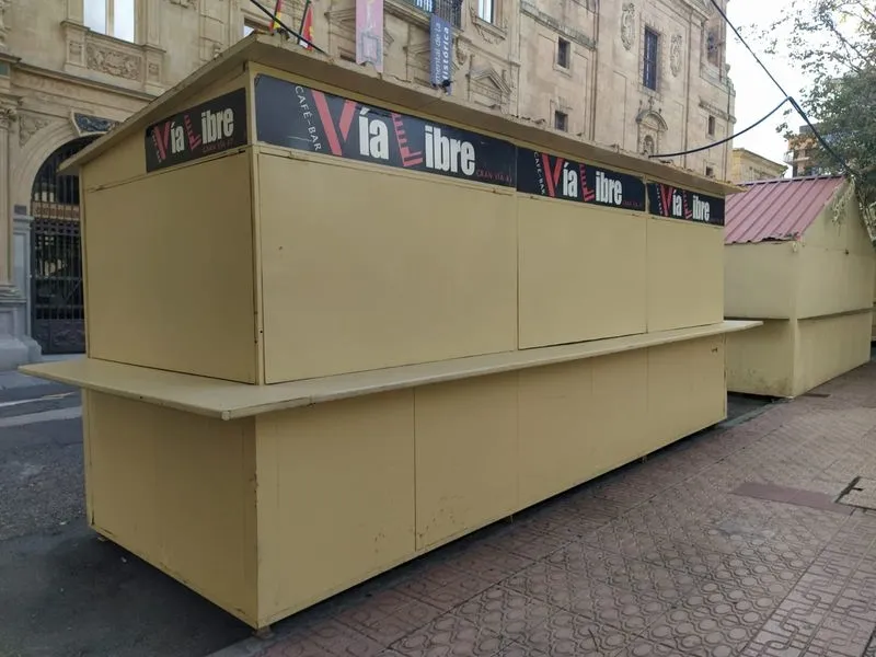 Foto 2 - Comienzan a instalarse las 25 casetas de la Feria del D&iacute;a