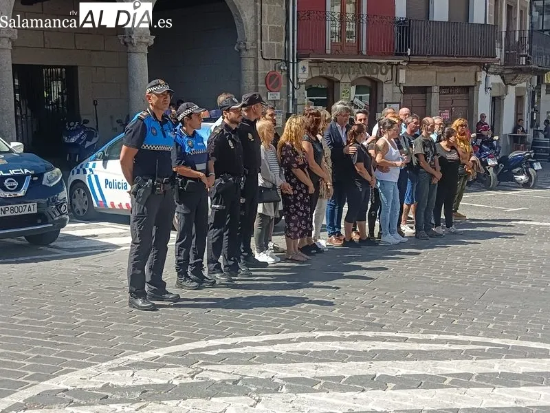 Béjar se concentra contra la violencia machista tras el asesinato a una vecina | FOTOS: David Sánchez 