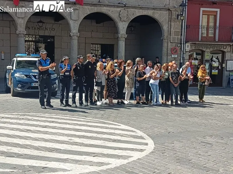 Béjar se concentra contra la violencia machista tras el asesinato a una vecina | FOTOS: David Sánchez 